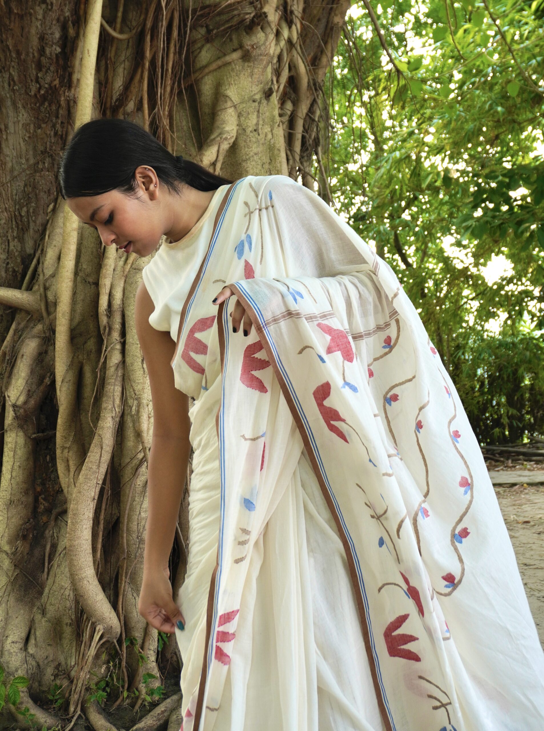 KUMUD- Off White Handwoven Jamdani Saree with Floral Motifs