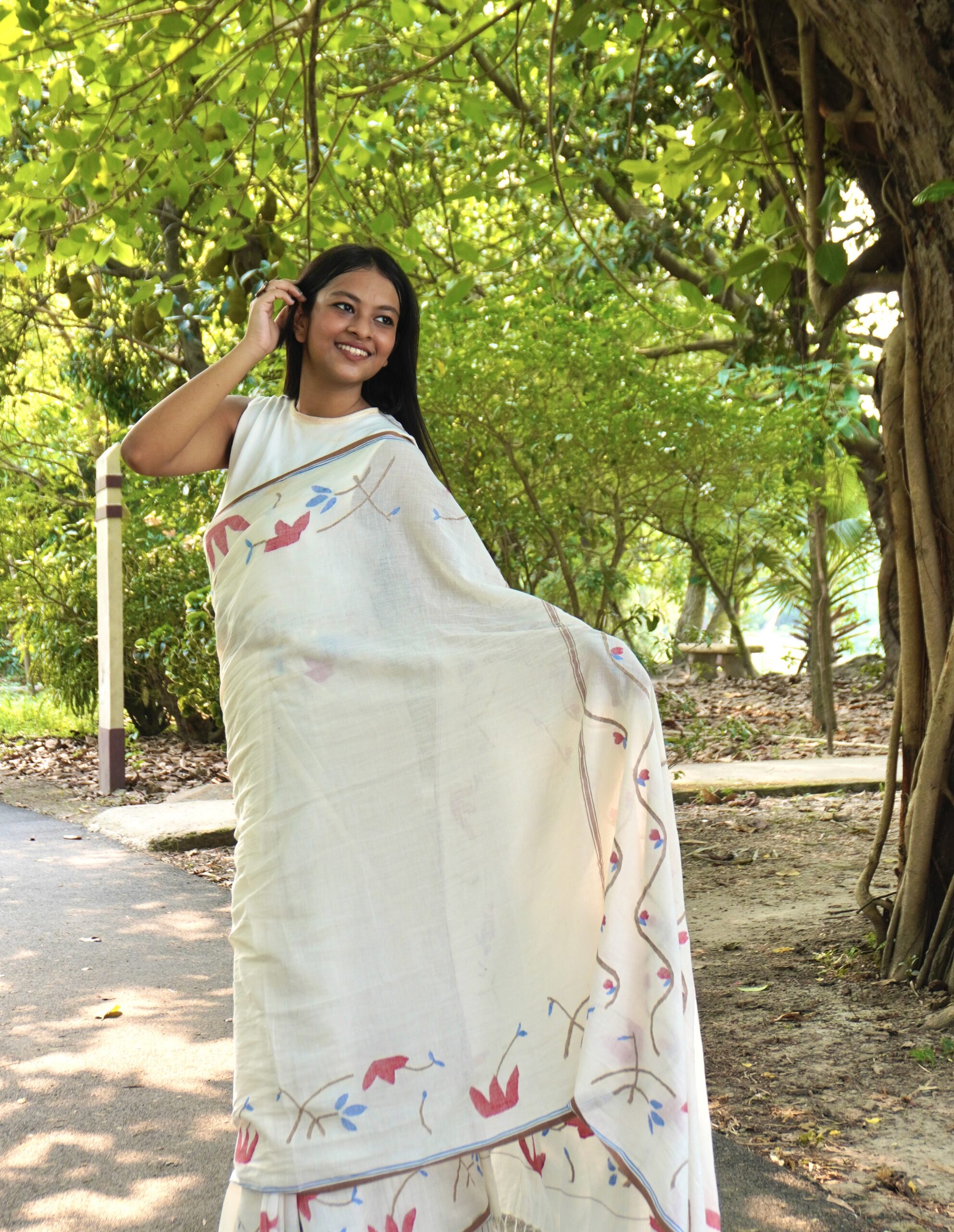 KUMUD- Off White Handwoven Jamdani Saree with Floral Motifs - Image 2