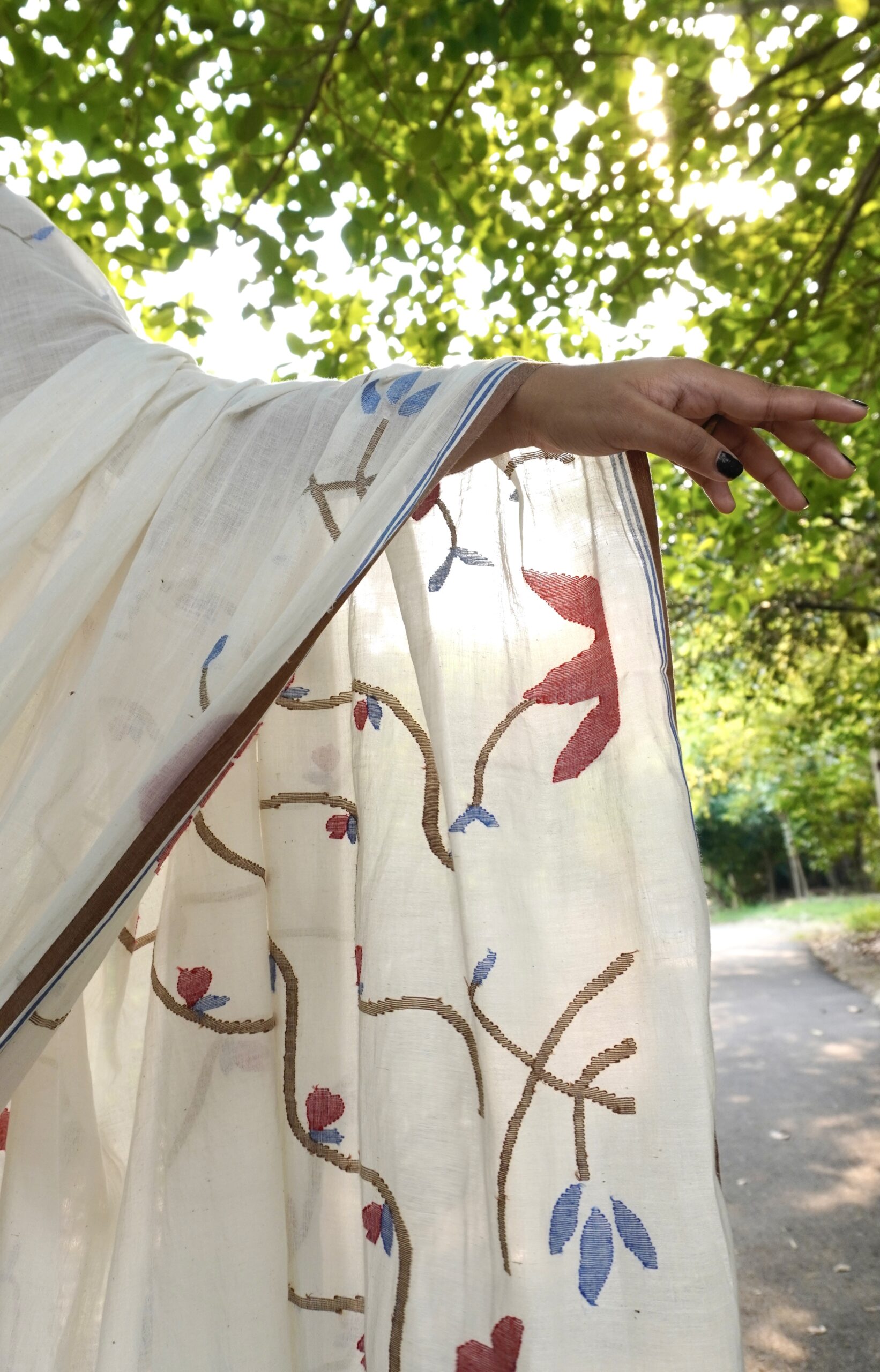 KUMUD- Off White Handwoven Jamdani Saree with Floral Motifs - Image 4