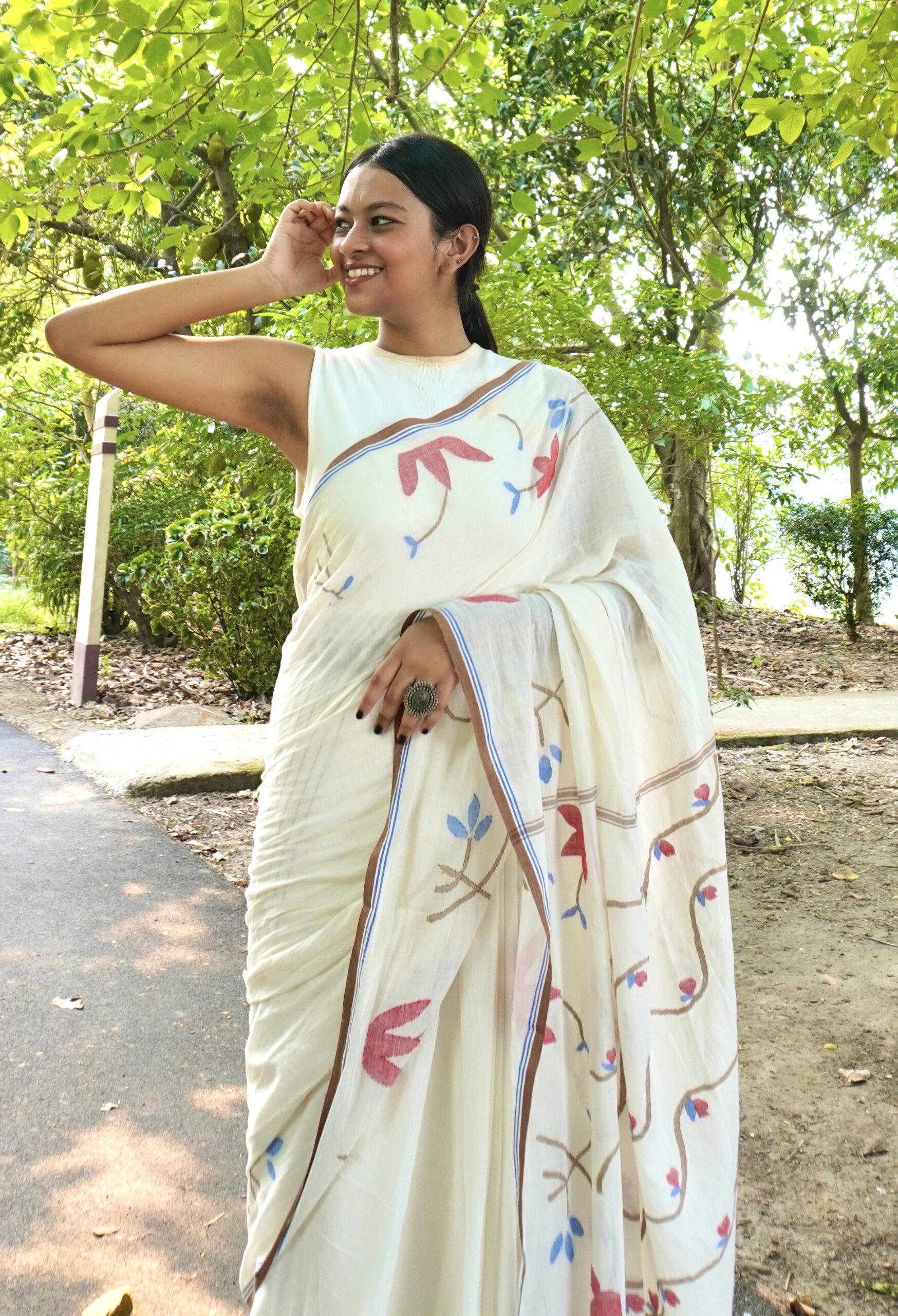 KUMUD- Off White Handwoven Jamdani Saree with Floral Motifs - Image 6